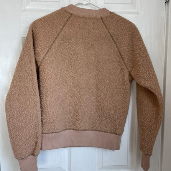 Everlane The ReNew Fleece Raglan Sweatshirt in camel - Picture 6 of 10